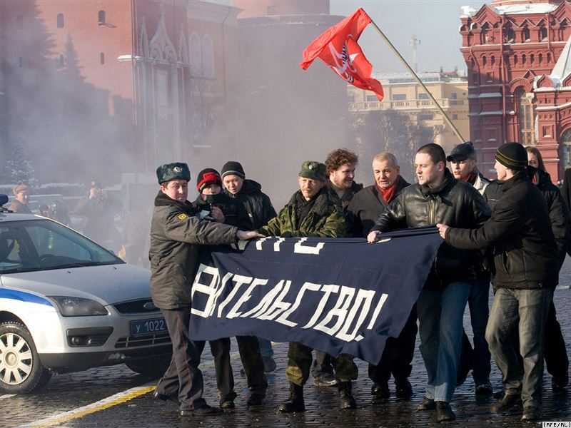 Во время «Дня гнева» милиционера ударили по лицу зажжённым файером