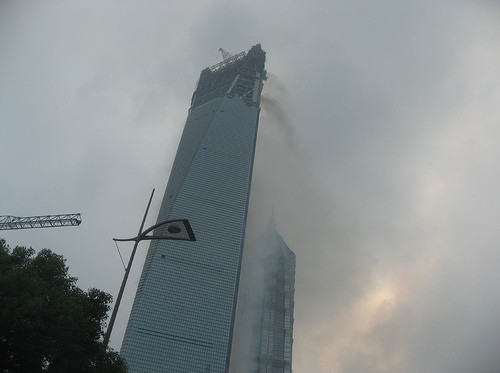 Число жертв при пожаре в небоскребе в Шанхае достигло 42